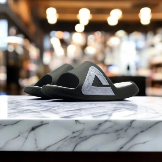 E92037L	SLIPPERS    BLACK/WHITE - 213.PEAK