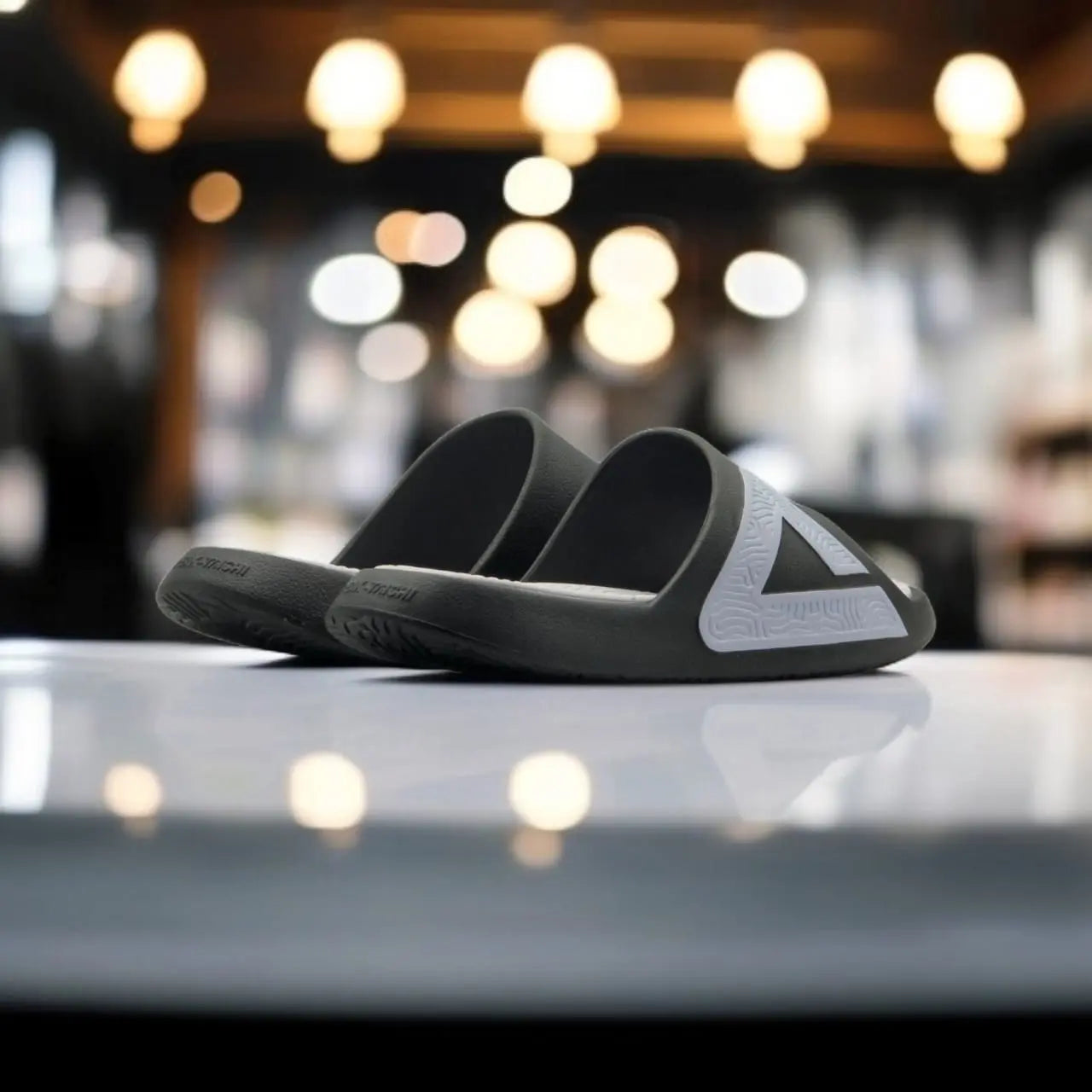 E92037L	SLIPPERS    BLACK/WHITE - 213.PEAK